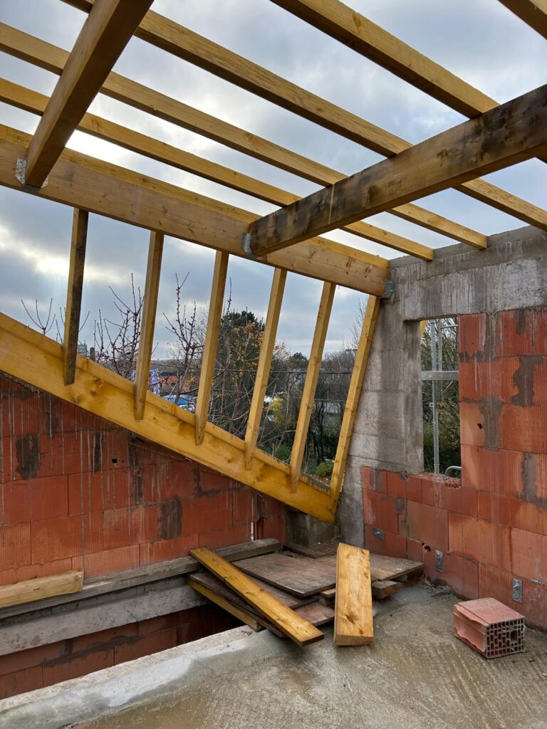 Charpente et couverture pendant des travaux de toiture