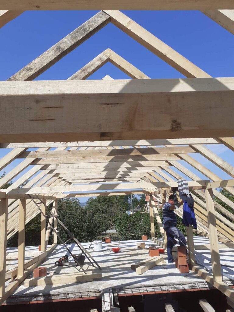 Toiture en cours de réfection par MV92 Concept