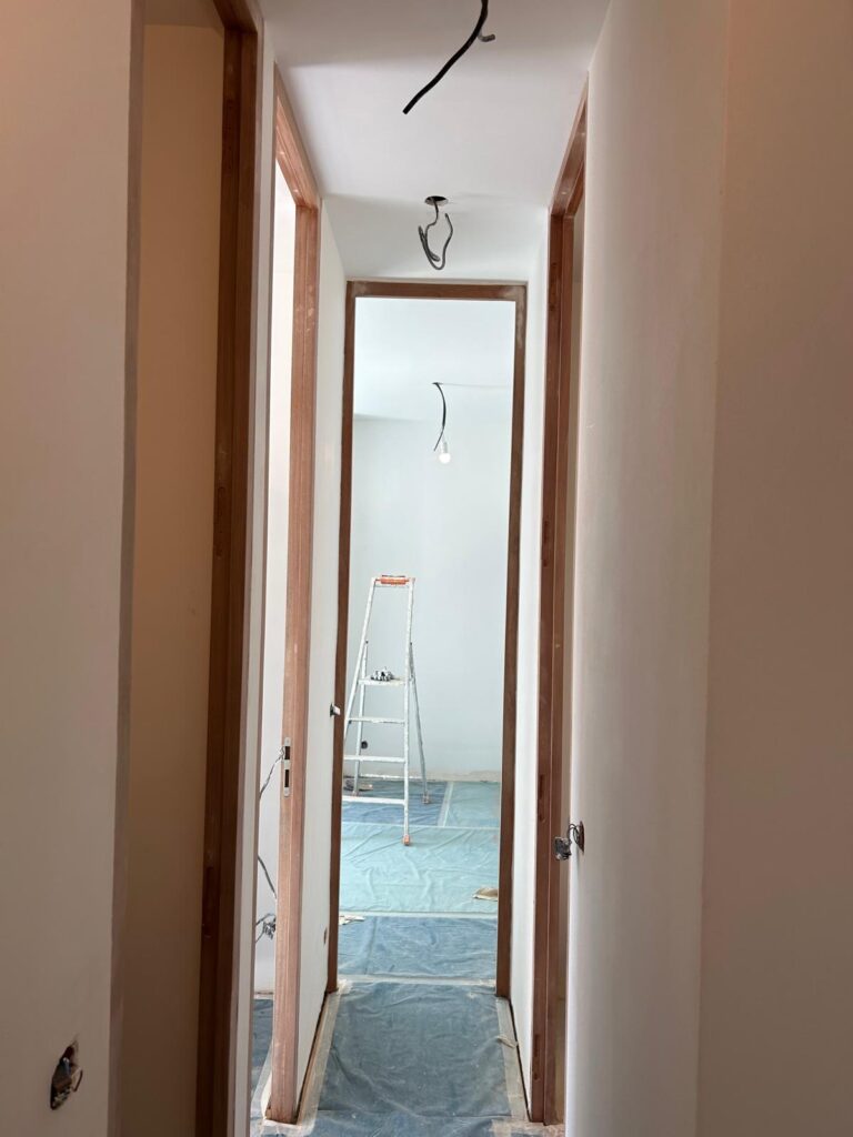 Couloir avec portes pendant la rénovation d'un appartement à Paris 12e