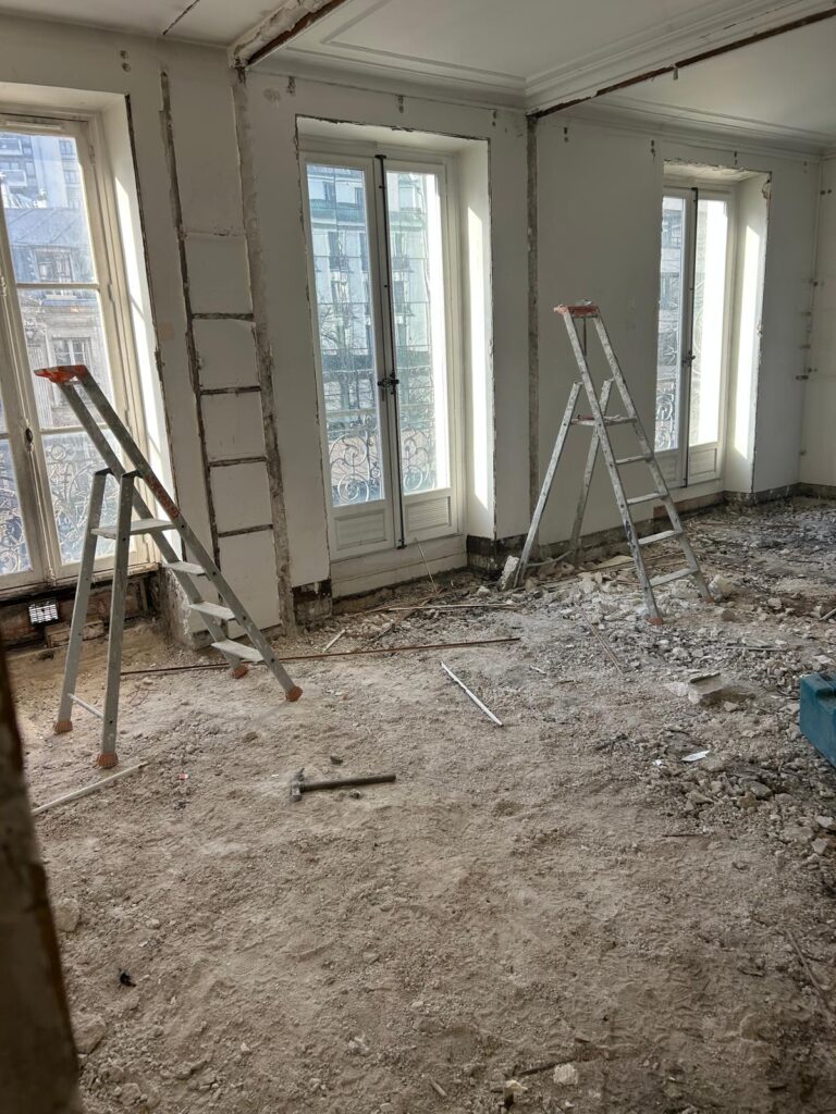 Appartement à Paris 12e pendant les travaux de démolition intérieure