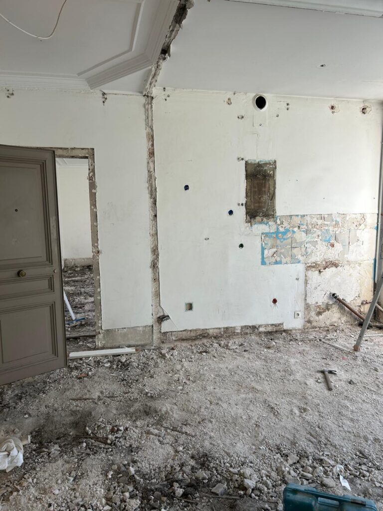 Pièce mise à nu pendant la rénovation d'un appartement à Paris 12e