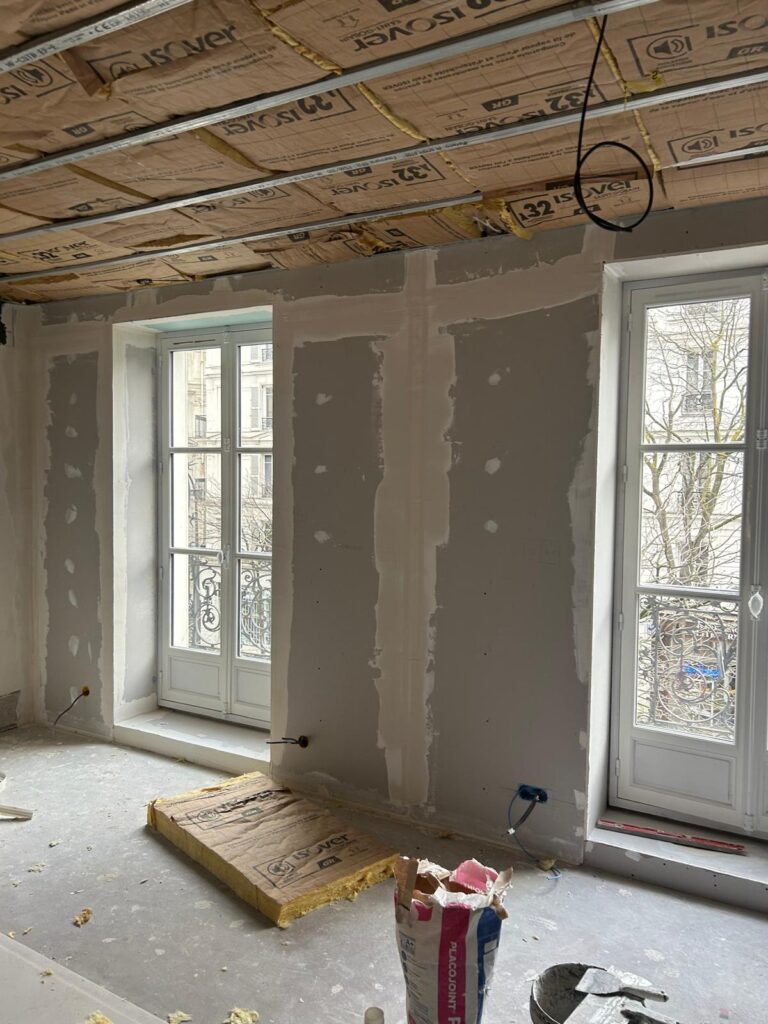 Pièce et fenêtres d'un appartement en travaux à Paris 12e