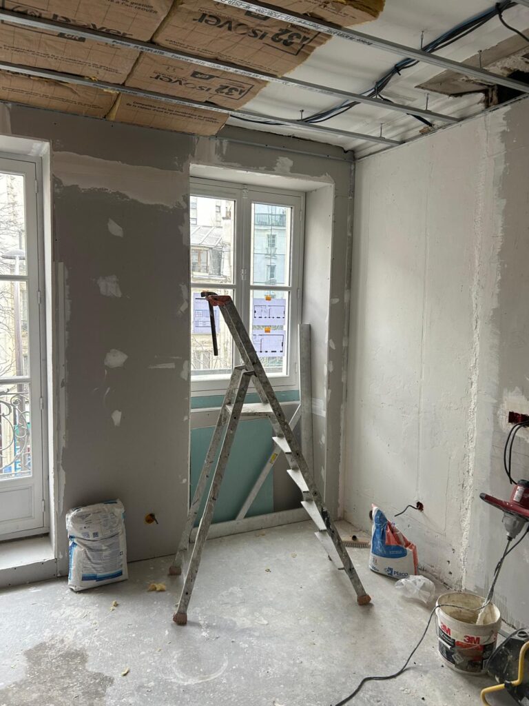 Fenêtre d'un appartement en cours de rénovation à Paris 12e