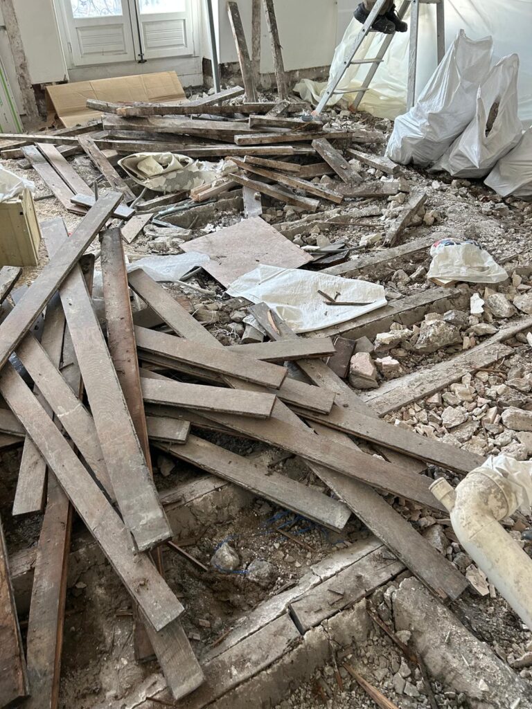 Intérieur d'un appartement à Paris 12e pendant la dépose