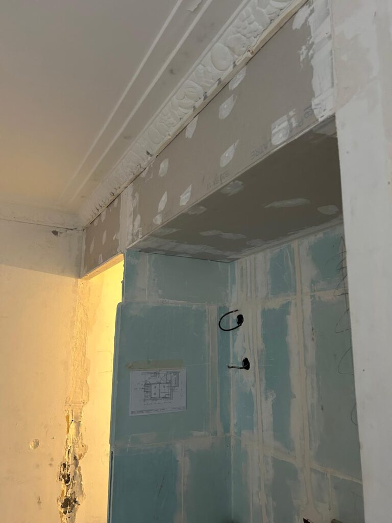 Mur à isoler et à repeindre dans un appartement à Paris 5e