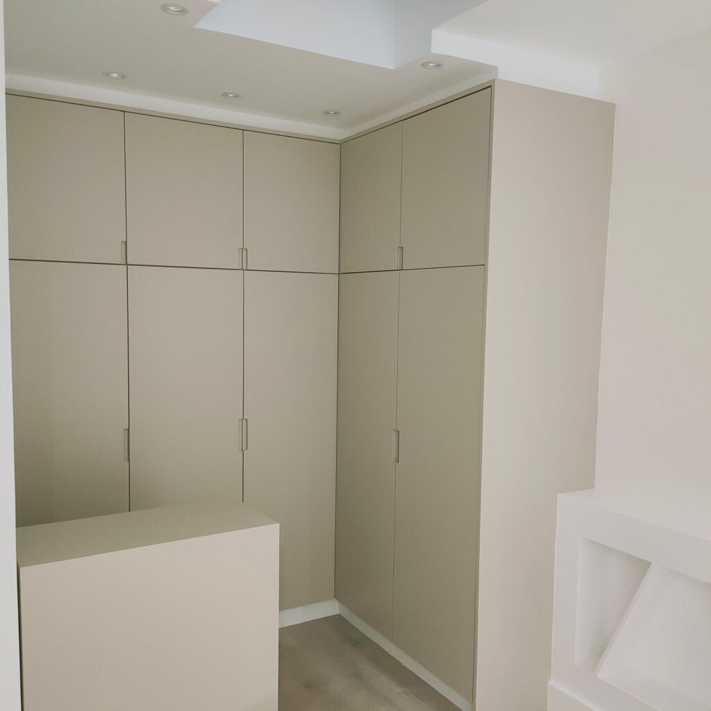 Chambre avec rangements sur mesure après rénovation, Paris 8e