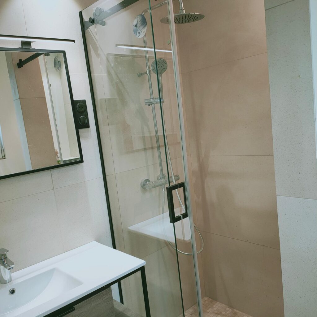 Salle de bain rénovée avec douche vitrée, Paris 8e