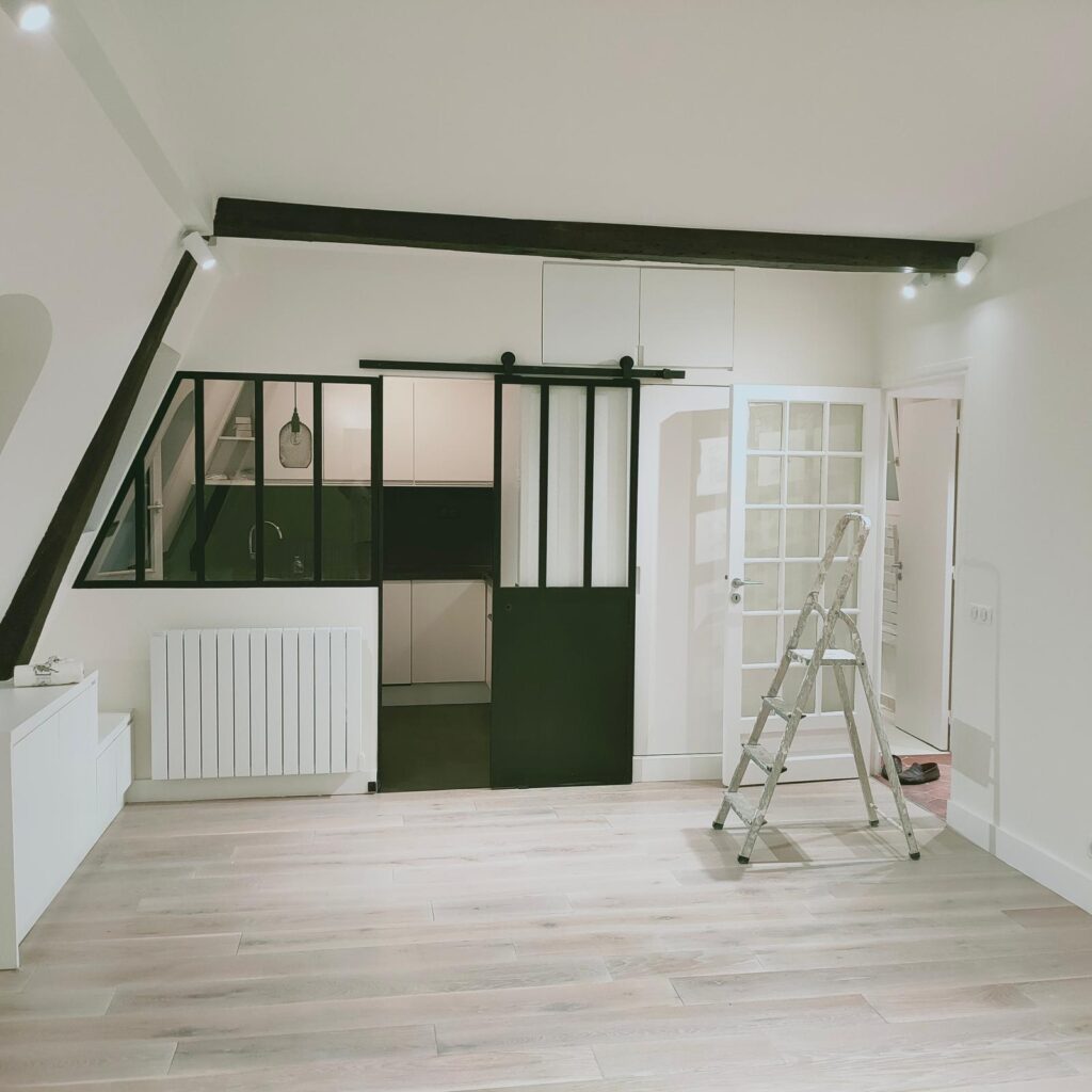 Salon ouvert sur la cuisine après rénovation, Paris 8e