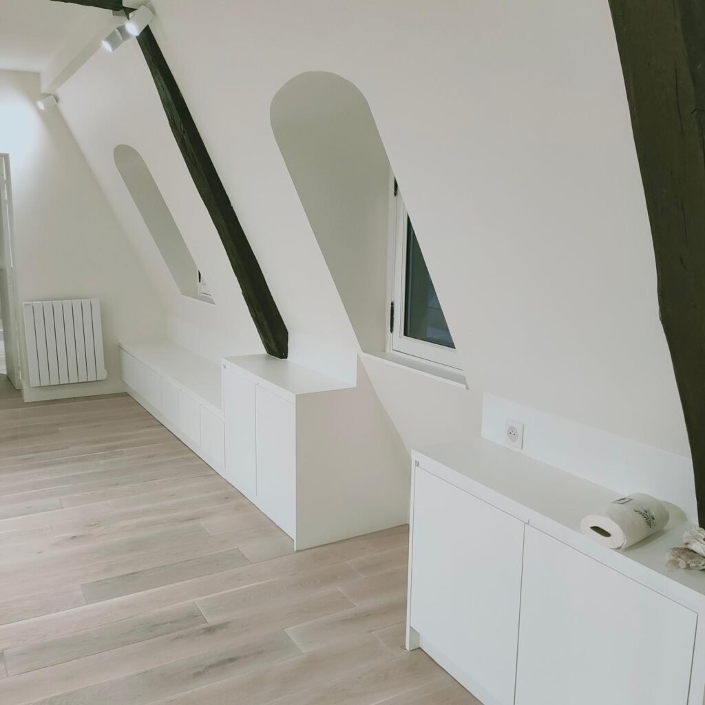 Pièce de vie rénovée dans un appartement du 8e arrondissement de Paris