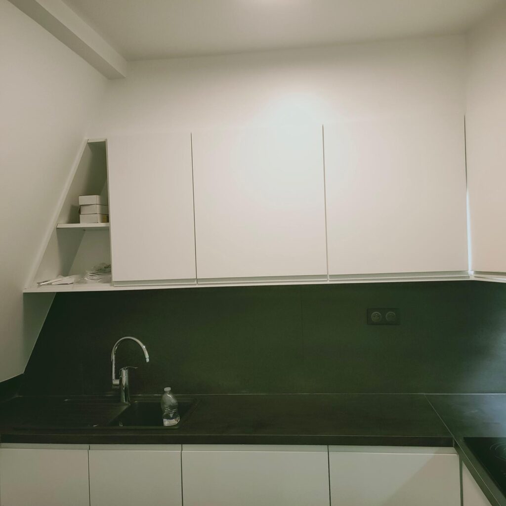 Cuisine équipée avec rangements après rénovation, Paris 8e