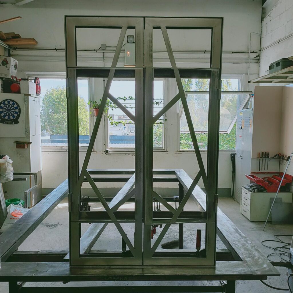 Cadre métallique d'une porte coulissante réalisé sur mesure