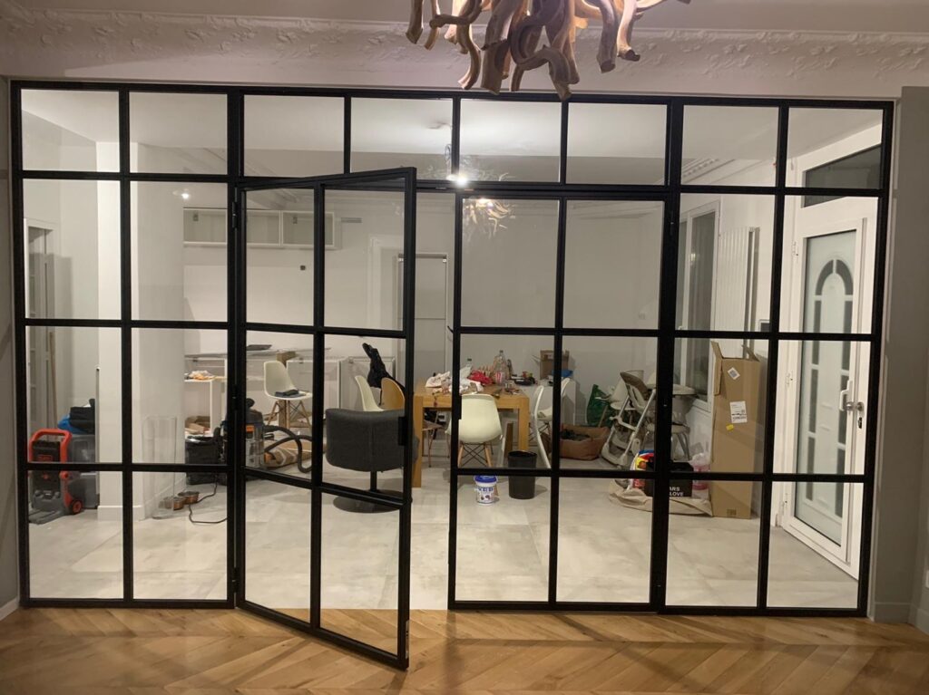 Porte coulissante en menuiserie métallique installée, chantier terminé