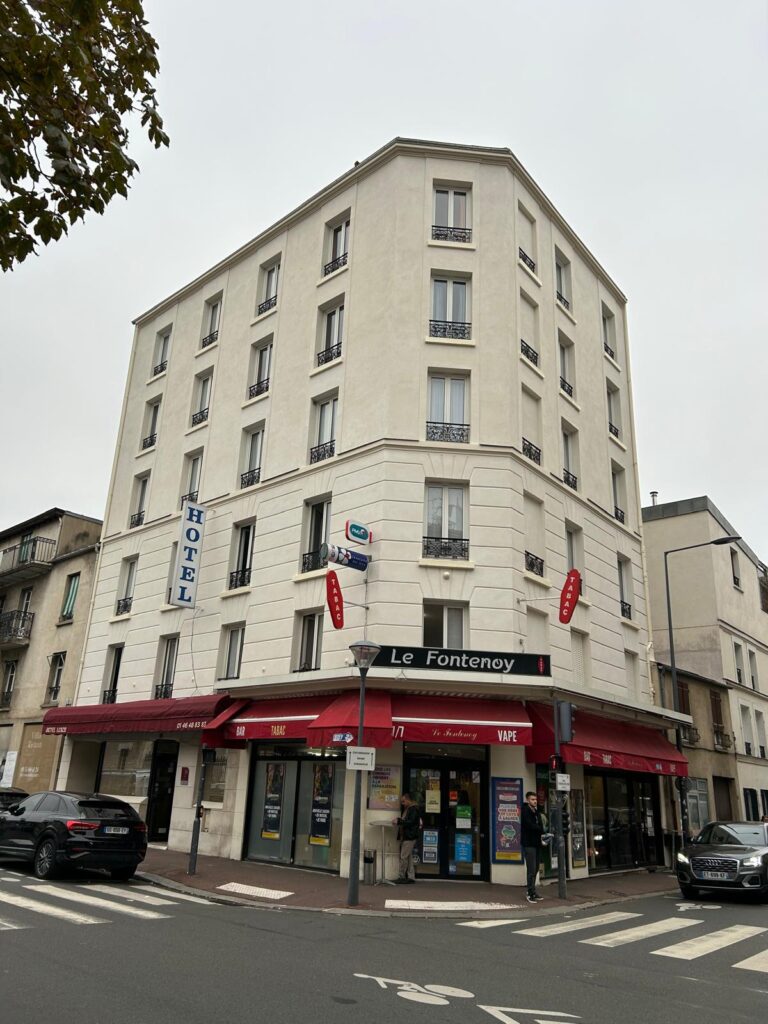 Travaux de façade sur un immeuble d'angle à Paris, échafaudage en place