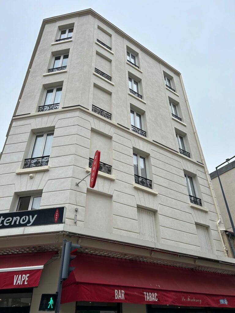 Façade d'un immeuble d'angle en cours de reprise par MV92 Concept