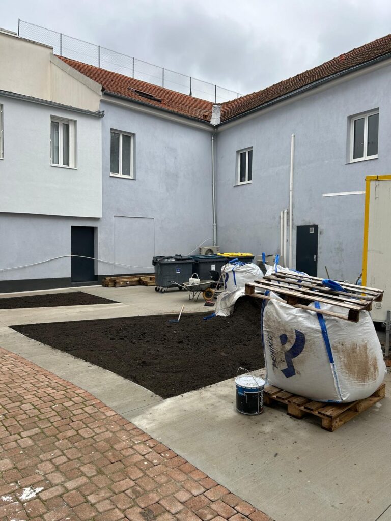 Travaux de façade dans la cour d'un immeuble de logements