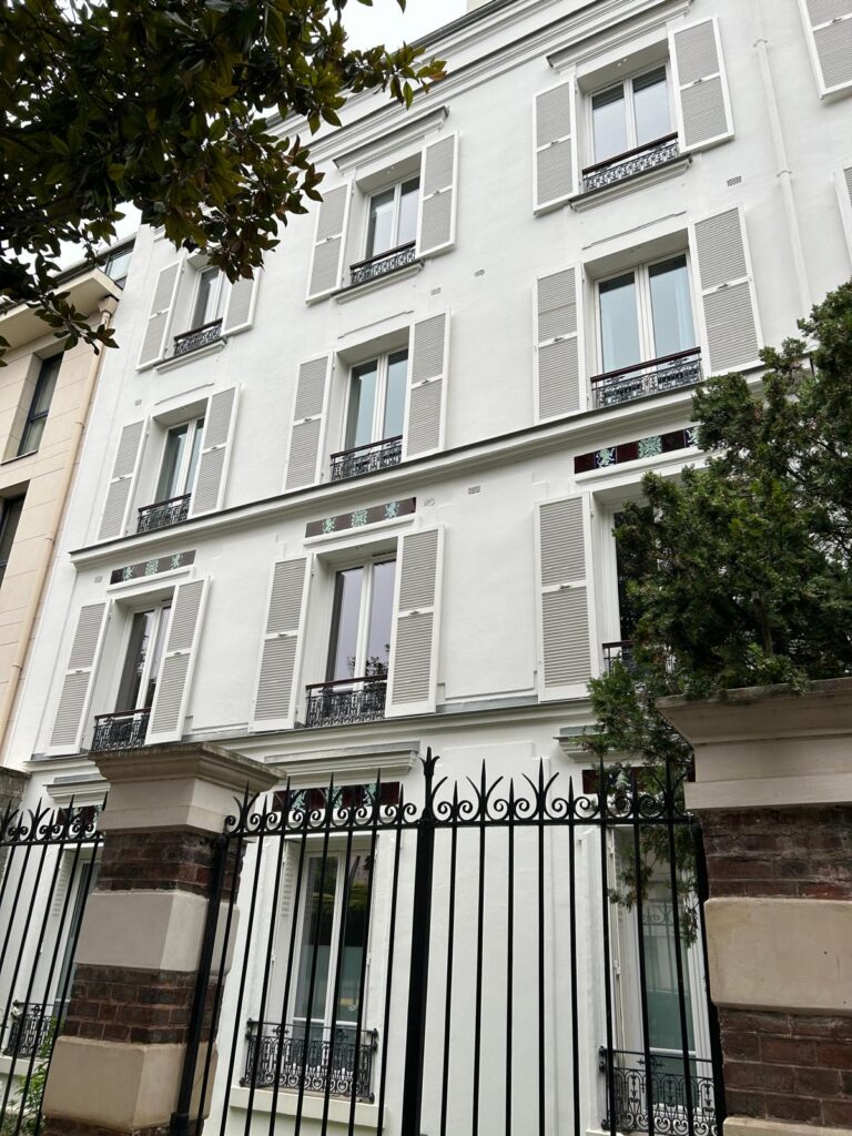 Façade parisienne en cours de ravalement